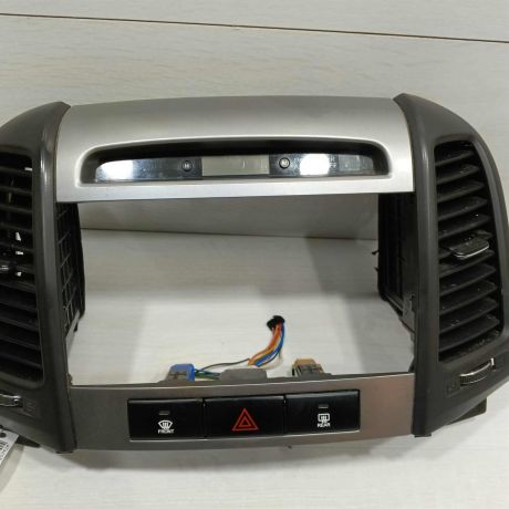 deflektor-obduva-salona-ramka-magnitoly-hyundai-santa-fe-ii-art-98524-big-2