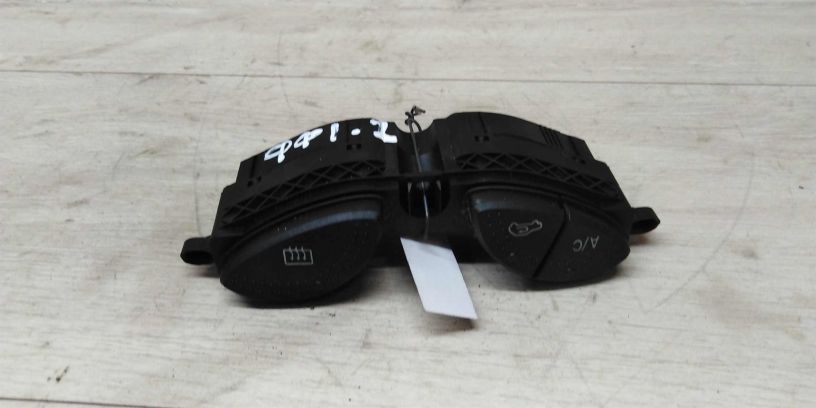 knopka-upravleniia-kondicionerom-ford-focus-i-art-14614-big-0
