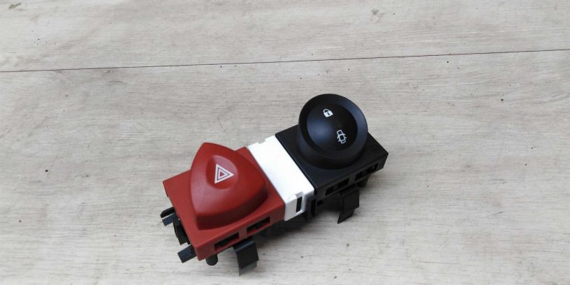 knopka-avariinoi-ostanovki-renault-megane-2-art-14764-big-0