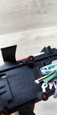 knopka-avariinoi-ostanovki-renault-megane-2-art-14764-big-3