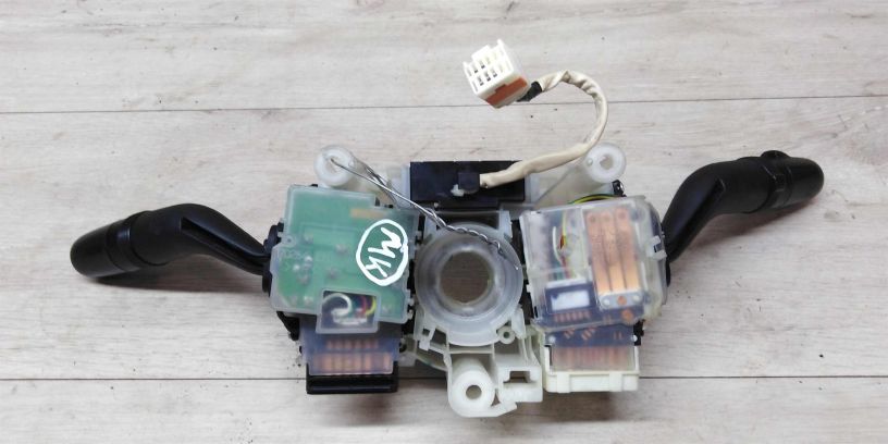 perekliucatel-podrulevoi-mazda-6-art-14941-big-1