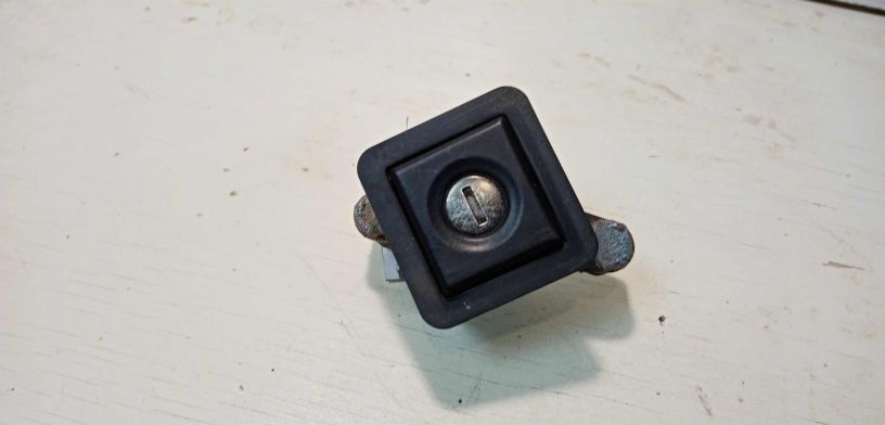 knopka-otkryvaniia-bagaznika-volkswagen-passat-b3-universal-art-28702-big-0