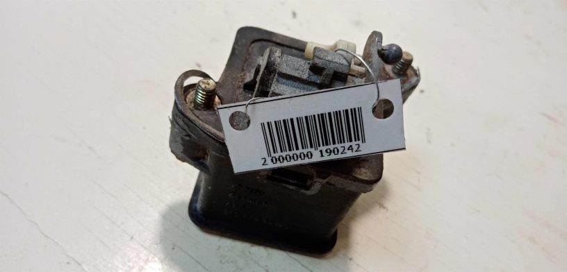 knopka-otkryvaniia-bagaznika-volkswagen-passat-b3-universal-art-28702-big-1