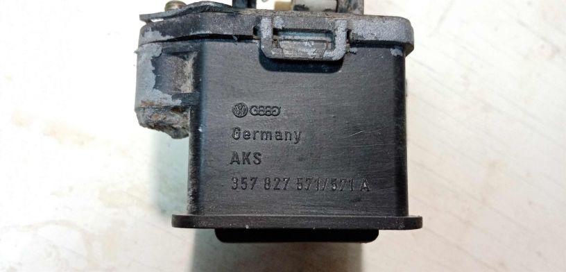 knopka-otkryvaniia-bagaznika-volkswagen-passat-b3-universal-art-28702-big-2