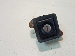 knopka-otkryvaniia-bagaznika-volkswagen-passat-b3-art-28703