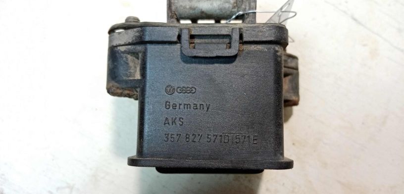 knopka-otkryvaniia-bagaznika-volkswagen-passat-b3-art-28703-big-2