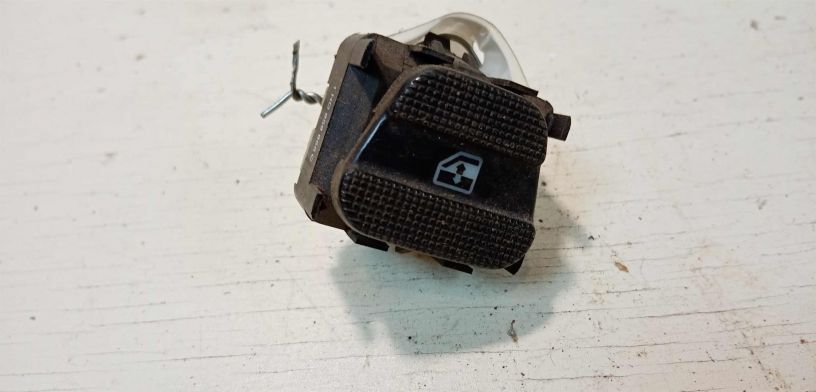 knopka-upravleniia-steklopodieemnika-volkswagen-golf-3-art-28712-big-0