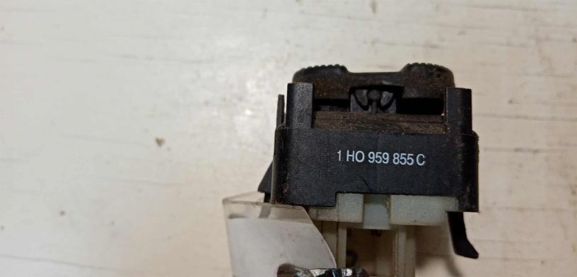 knopka-upravleniia-steklopodieemnika-volkswagen-golf-3-art-28712-big-1