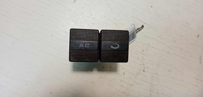 knopka-vkliuceniia-kondicionera-volkswagen-golf-3-art-28715-big-0