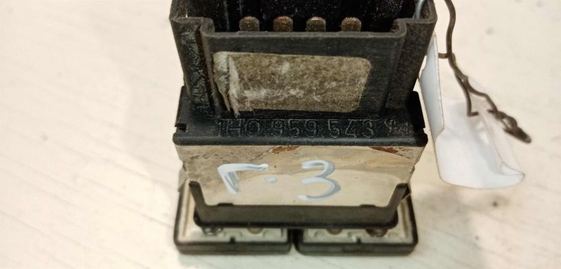 knopka-vkliuceniia-kondicionera-volkswagen-golf-3-art-28715-big-2