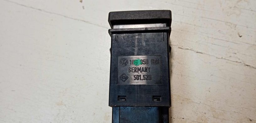 knopka-obogreva-zadnego-stekla-volkswagen-golf-3-art-28716-big-2