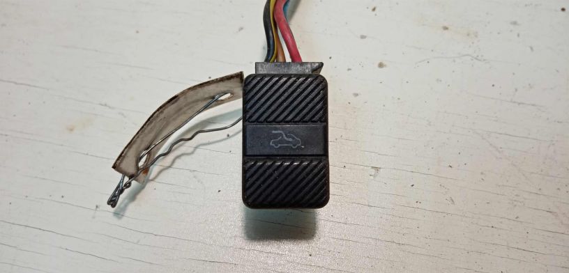 knopka-upravleniia-liukom-volkswagen-passat-b3-art-28717-big-0