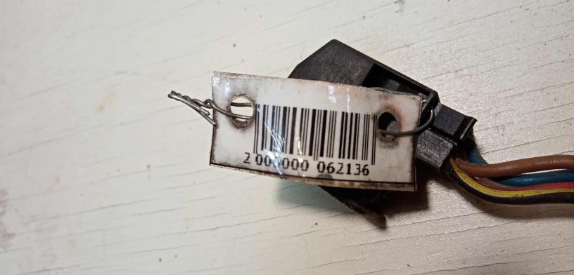 knopka-upravleniia-liukom-volkswagen-passat-b3-art-28717-big-1