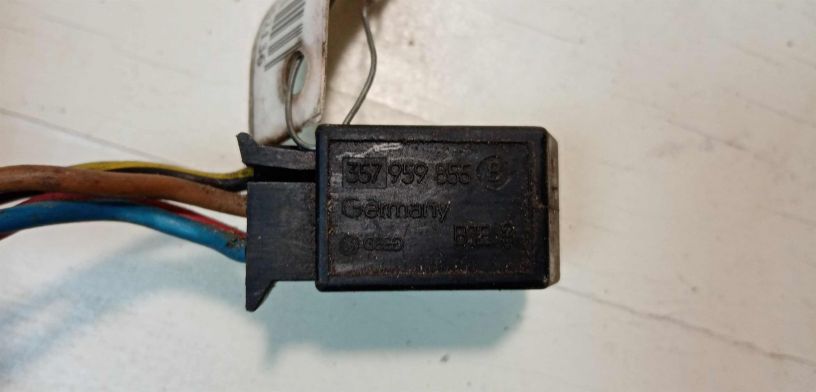 knopka-upravleniia-liukom-volkswagen-passat-b3-art-28717-big-2