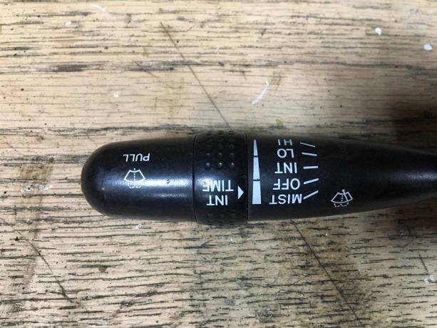 perekliucatel-podrulevoi-pravaia-cast-perekliucatel-dvornikov-toyota-corolla-e120-art-29239-big-1