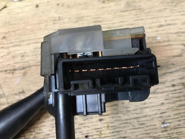 perekliucatel-podrulevoi-pravaia-cast-perekliucatel-dvornikov-toyota-corolla-e120-art-29239-big-2