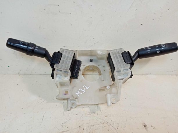 perekliucatel-podrulevoi-mazda-3-bk-xetcbek-art-29883-big-0