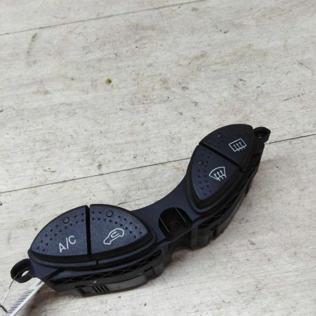 knopka-upravleniia-kondicionerom-podogrevom-stekla-ford-focus-1-rest-art-31277-big-0