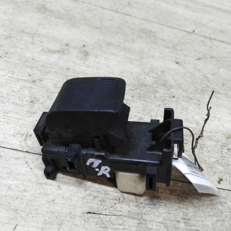 knopka-otkryvaniia-steklopodieemnika-toyota-camry-v40-art-31516-big-1