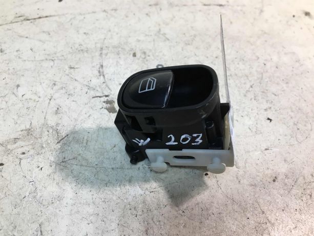 knopka-upravleniia-steklopodieemnika-mercedes-w203-do-rest-art-33671-big-0