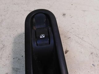 knopka-upravleniia-elektro-steklopodieemnikom-pravaia-peredniaia-renault-megane-2-sedan-art-34982