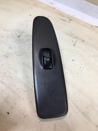 knopka-upravleniia-steklopodieemnikom-peredniaia-pravaia-hyundai-elantra-3-xd-2-rest-art-37315-big-0