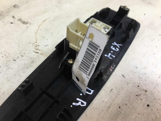 knopka-upravleniia-steklopodieemnikom-peredniaia-pravaia-hyundai-elantra-3-xd-2-rest-art-37315-big-1