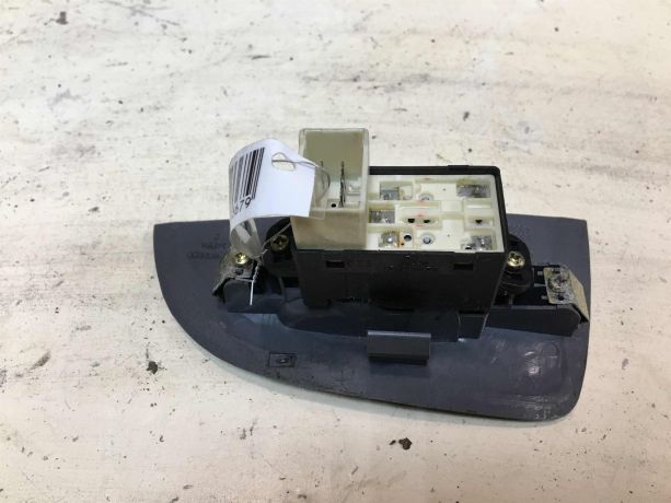 knopka-upravleniia-steklopodieemnikom-zadniaia-levaia-hyundai-elantra-3-xd-2-rest-art-37316-big-1