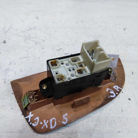 knopka-steklopodieemnika-zadniaia-pravaia-hyundai-elantra-iii-xd-2-do-rest-art-41545-big-1