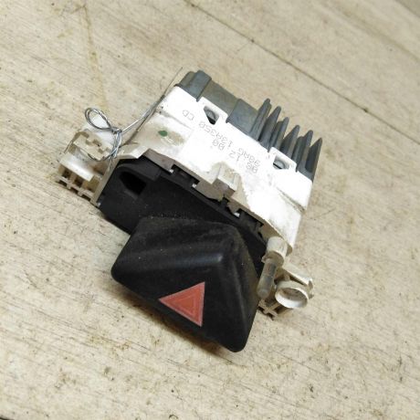 knopka-avariinoi-signalizacii-ford-focus-1-art-46359-big-3