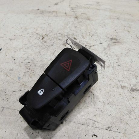knopka-avariinoi-signalizacii-renault-sandero-ii-stepway-15gv-art-46689-big-0