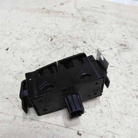 knopka-avariinoi-signalizacii-renault-sandero-ii-stepway-15gv-art-46689-big-1