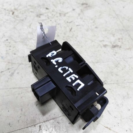 knopka-avariinoi-signalizacii-renault-sandero-ii-stepway-15gv-art-46689-big-2