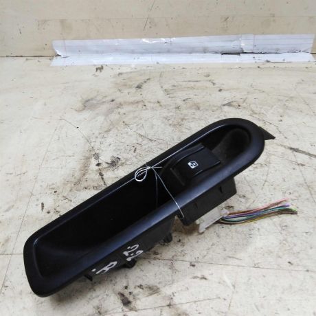 knopka-steklopodieemnika-zadniaia-pravaia-renault-scenic-2-art-52119-big-0