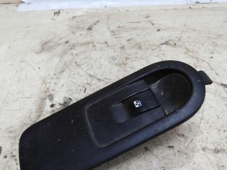 knopka-steklopodieemnika-peredniaia-pravaia-renault-scenic-2-art-52148