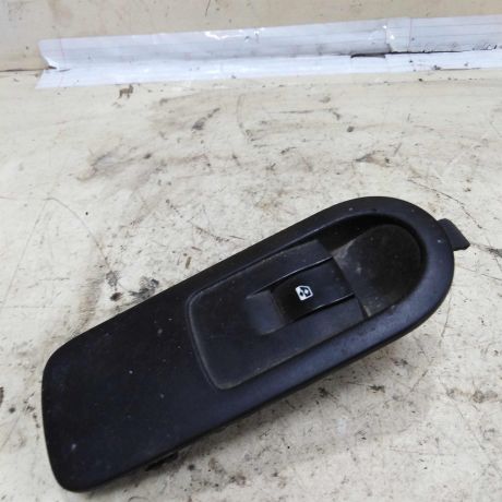 knopka-steklopodieemnika-peredniaia-pravaia-renault-scenic-2-art-52148-big-0