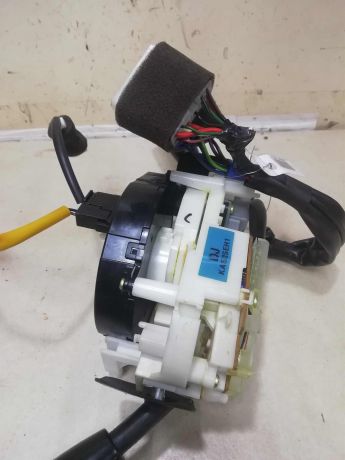 podrulevoi-perekliucatel-v-sbore-sleif-rulia-kia-spectra-art-59891-big-1