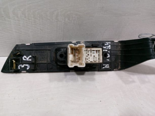 knopka-upravleniia-steklopodieemnikom-zadniaia-pravaia-nissan-murano-i-z50-art-60174-big-1