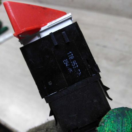 knopka-avariinoi-signalizacii-volkswagen-passat-b6-19tdi-mkpp-27-art-61059-big-3