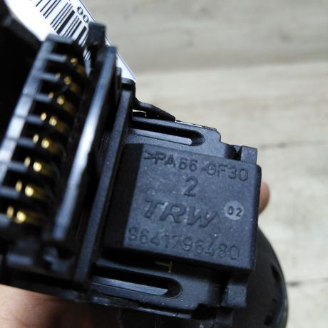 perekliucatel-podrulevoi-upravleniia-magnitoloi-peugeot-407-art-63060-big-3