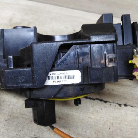podrulevoi-perekliucatel-v-sbore-sleif-rulia-volvo-s80-i-art-71141-big-2