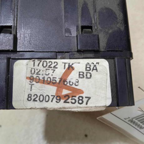 perekliucatel-dvornikov-renault-duster-art-73583-big-1