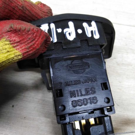 knopka-avariinoi-ostanovki-nissan-primera-p12-art-73725-big-1