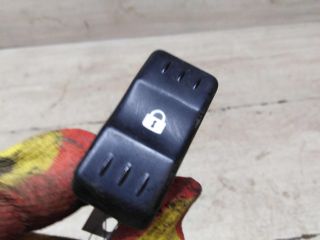 knopka-zakryvaniia-dverei-renault-logan-i-art-74488