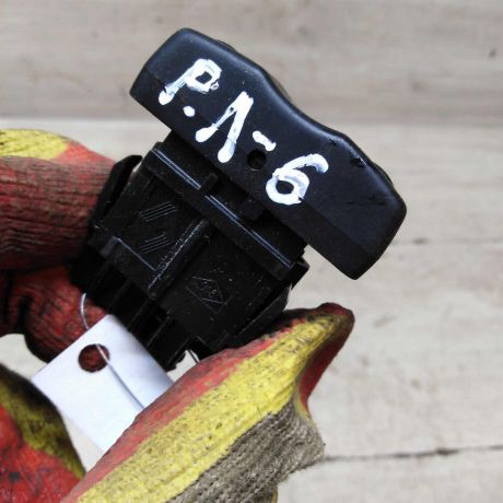 knopka-zakryvaniia-dverei-renault-logan-i-art-74488-big-1