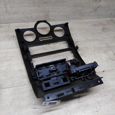 ramka-magnitoly-knopka-avariinoi-signalizacii-renault-megane-ii-art-85296-big-1