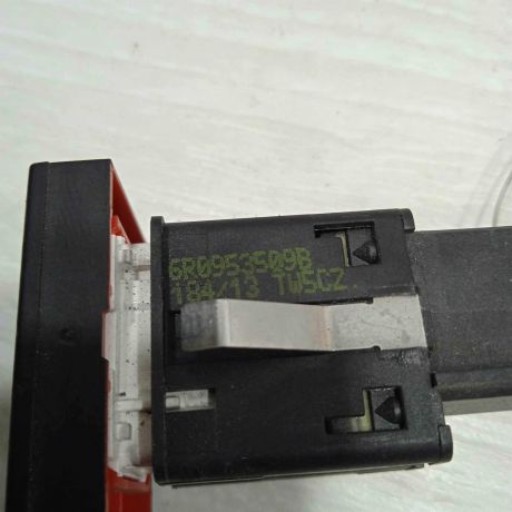 knopka-avariinoi-signalizacii-volkswagen-polo-5-art-88315-big-3