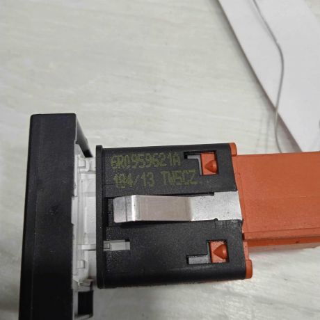 knopka-podogreva-stekla-volkswagen-polo-5-art-88397-big-2