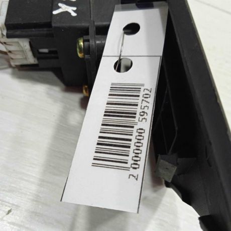 knopa-steklopodieemnika-peredniaia-pravaia-mazda-3-bk-art-89560-big-1