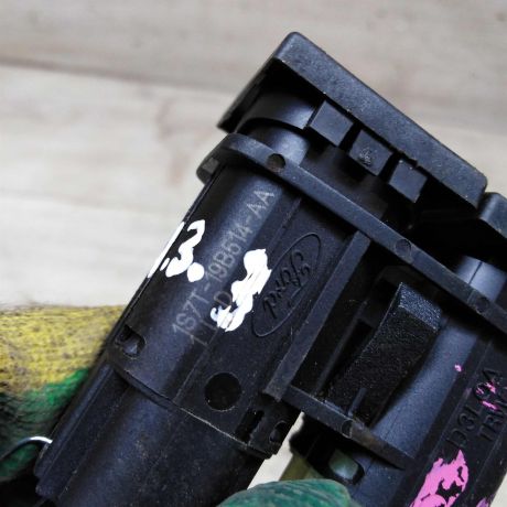 knopka-otkryvaniia-bagaznika-ford-mondeo-3-art-90154-big-3